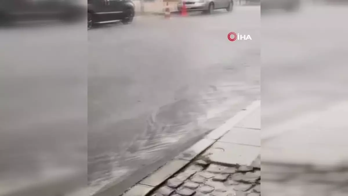 İstanbul’da Sağanak Yağış Hayatı Olumsuz Etkiledi