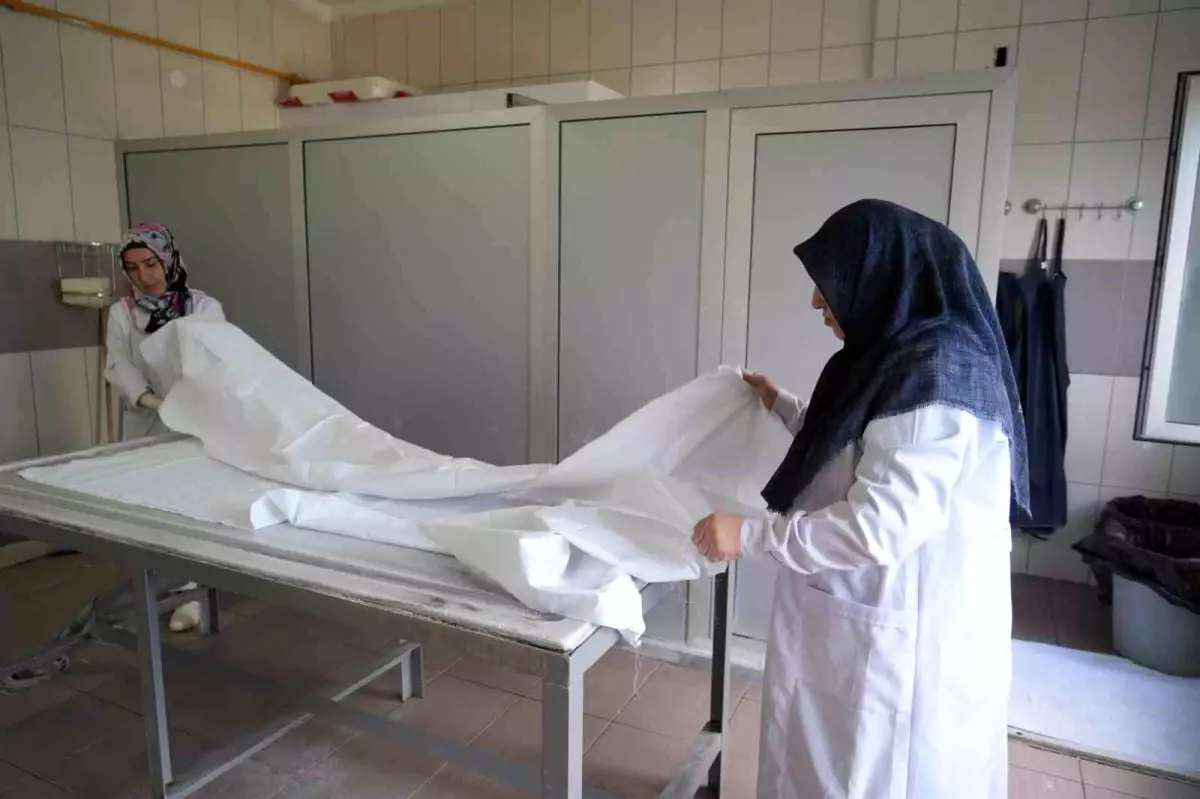 Kadın Gassalların Duygusal Zorluğu: 50 Binden Fazla Cenaze Yıkadılar
