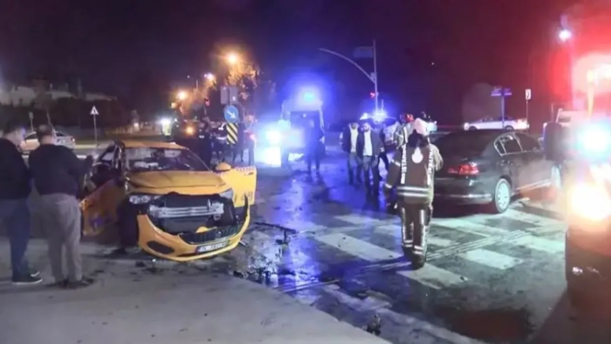 Kırmızı ışıkta geçen taksi otomobil ile çarpıştı 10 kişi yaralandı