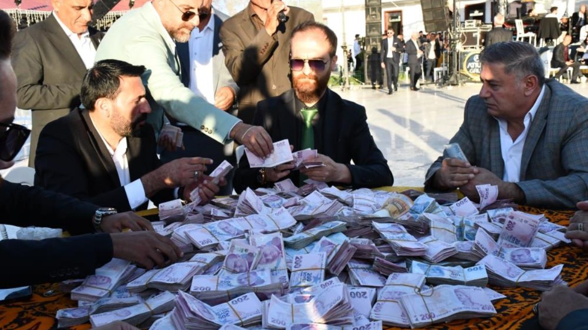 Van’da aşiret düğün: Geline 4 kilo altın, damada 10 milyon TL takıldı