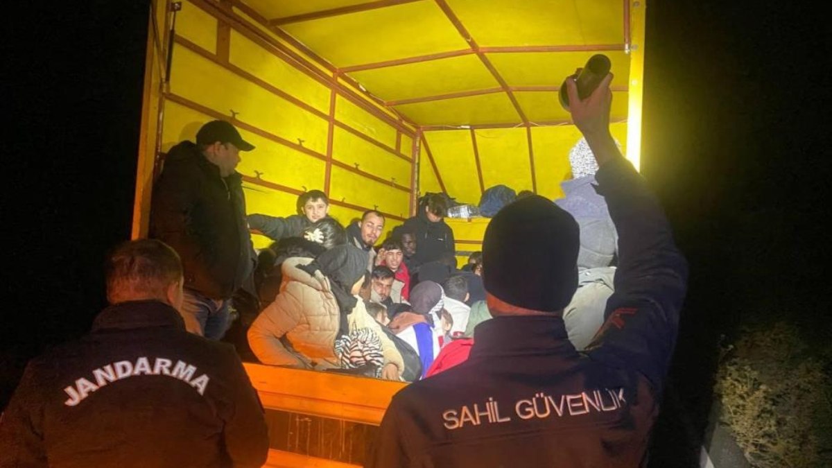 İzmir’de kamyonet kasasından kaçak göçmenler çıktı